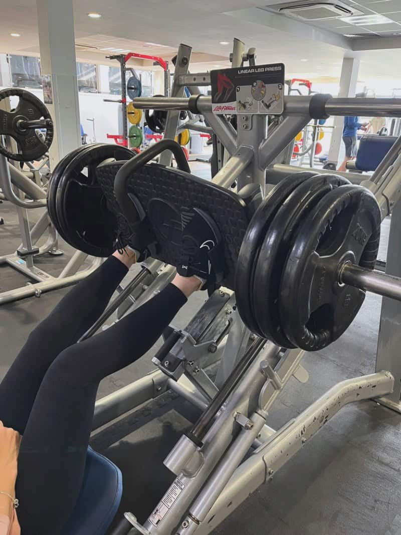 Lady on leg press in the gym
